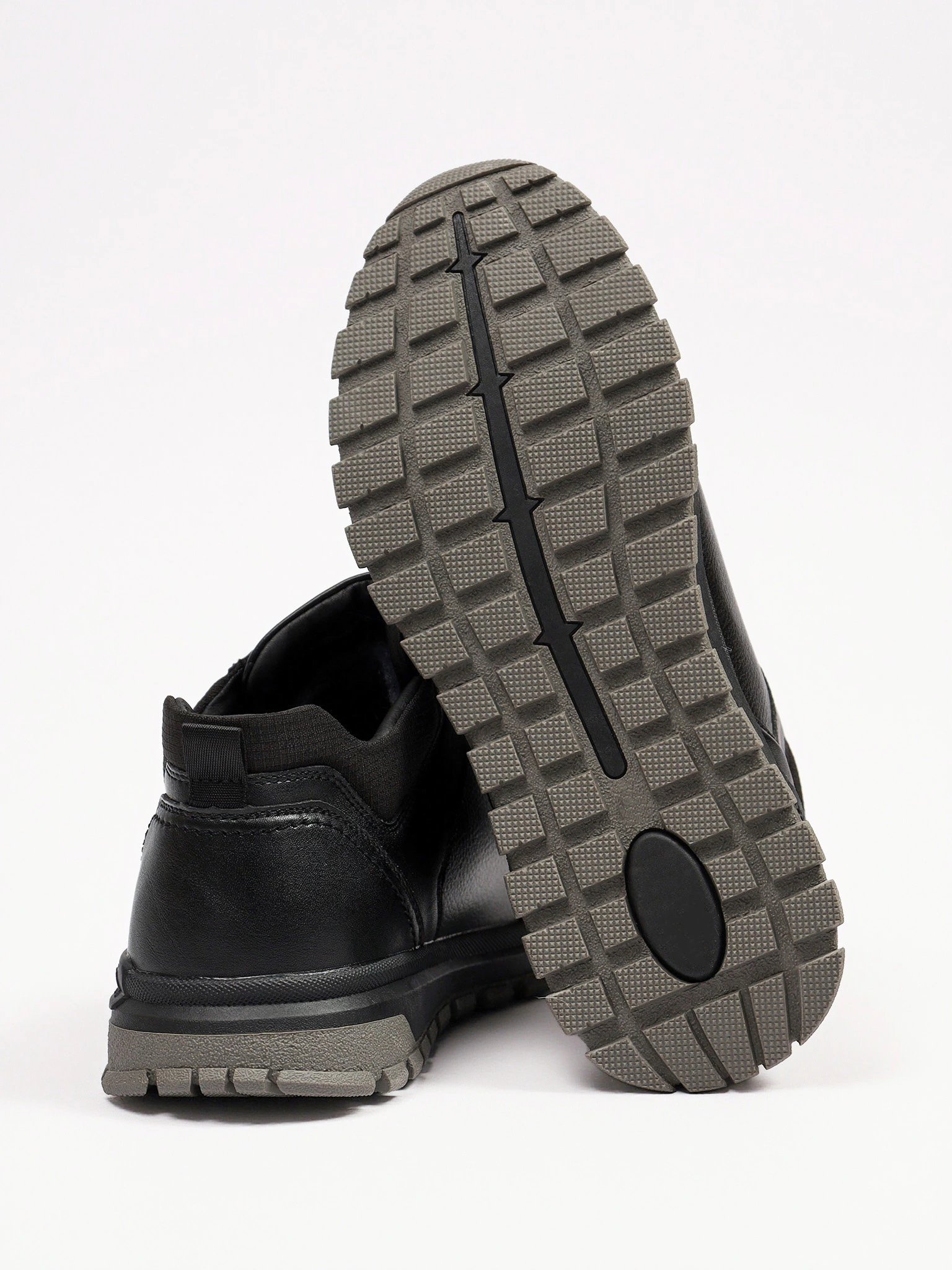 Ботинки черного цвета на низкой рельефной подошве